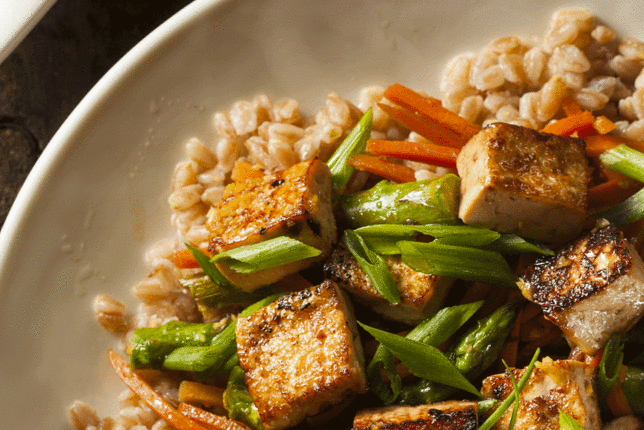 Auf dem Foto sieht man ein gesundes Gericht aus Buchweizen und Tofu. | © SONNENTOR