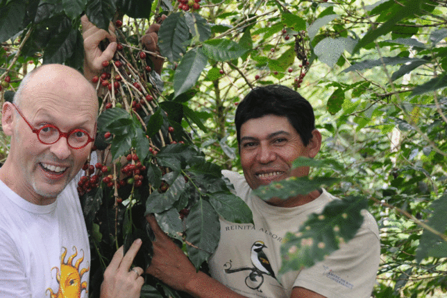 Auf dem Foto sieht man Johannes Gutmann gemeinsam mit einem der SONNENTOR Kaffeebauern. | © SONNENTOR