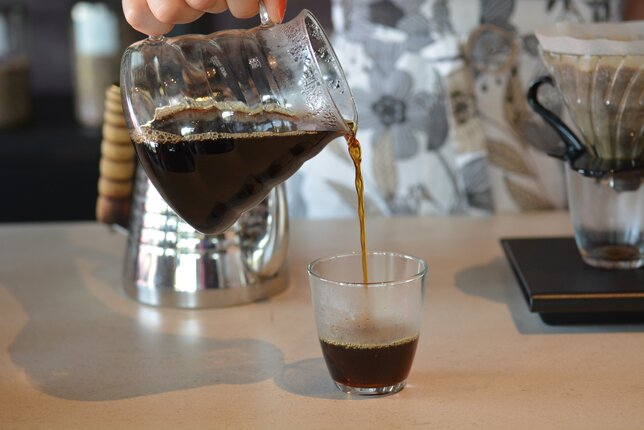 Foto von einem Glas in das gerade Kaffee gegossen wird.  | © SONNENTOR