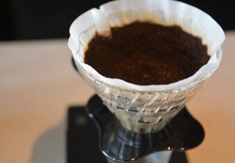 Auf dem Foto ist ein Kaffeefilter mit Kaffee darin zu sehen. | © SONNENTOR