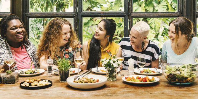 Auf dem Foto sind mehrere Frauen an einem Tisch sitzend zu sehen. Vor ihnen stehen verschiedenste Gerichte. | © SONNENTOR