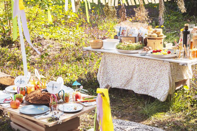 Auf dem Foto sieht man zwei Tische bei einem Kindergeburtstag. Darauf sind viele Speisen und Getränke zu sehen. | © SONNENTOR