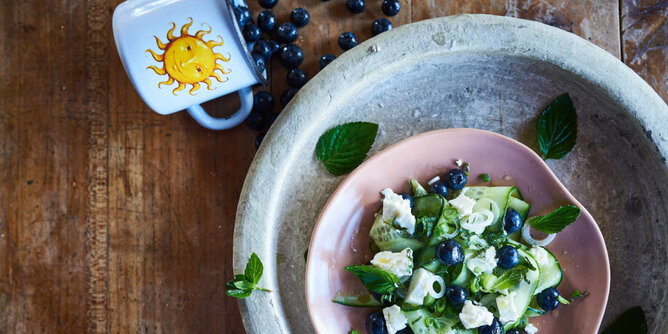 Auf dem Foto sieht man einen Teller mit Gurkensalat und Heidelbeeren. | © SONNENTOR