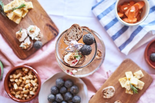 Auf dem Foto sind verschiedene Tapas wie Oliven und Käse zu sehen.  | © SONNENTOR