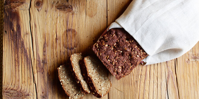 Auf dem Foto ist ein Low Carb Brot zu sehen. Vorne wurden schon drei Scheiben herunter geschnitten. | © SONNENTOR