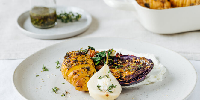 Auf dem Foto sieht man ein Rotkohl Steak und daneben Fächerkartoffeln. Auch eine Birne ist zu sehen. | © SONNENTOR