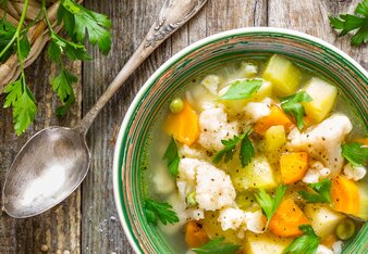 Auf dem Foto sieht man einen Teller mit bunter Gemüsesuppe mit frischer Petersilie. | © SONNENTOR