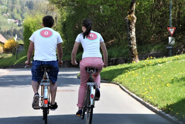 Auf dem Foto sind ein Mann und eine Frau zu sehen während sie mit dem Fahrrad fahren. | © SONNENTOR