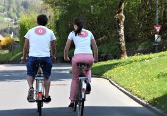 Auf dem Foto sind ein Mann und eine Frau zu sehen während sie mit dem Fahrrad fahren. | © SONNENTOR